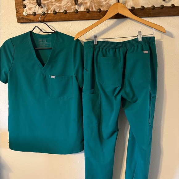 Figs Hunter Green Scrubs - Picture 2 of 11